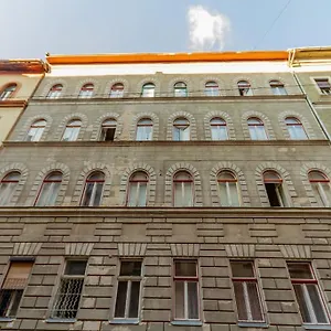 https://cozy-nest-by-the-andrssy-avenue.inbudapesthotels.com